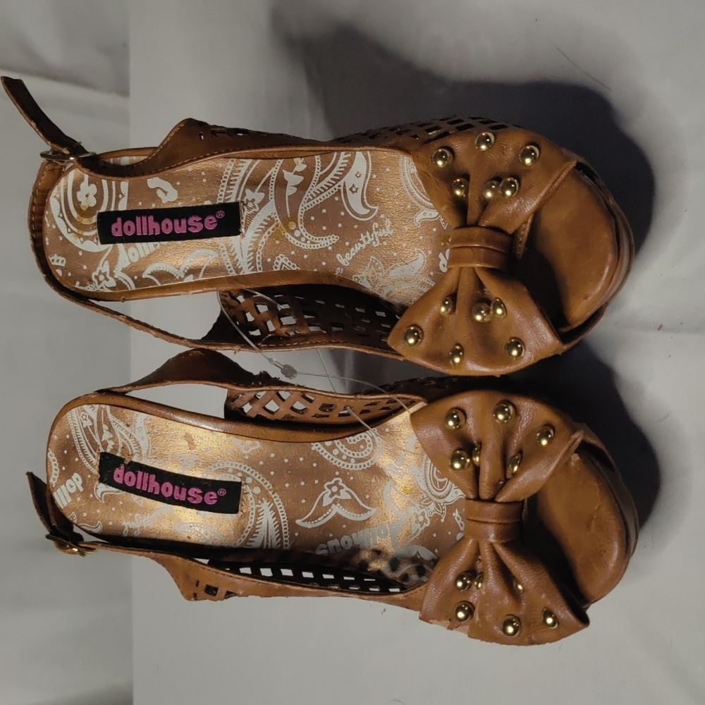 Closed toe heel